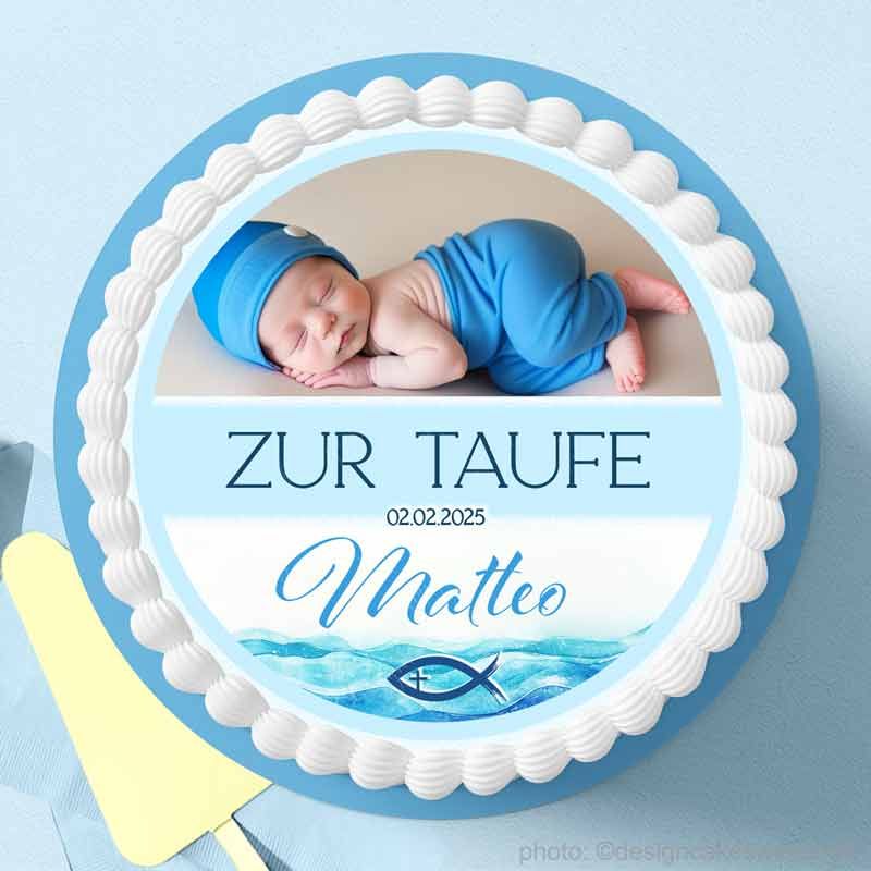 Essbare Tortendeko Taufe Foto Junge Tortenbild personalisiert blau, mit christlichem Fisch Kreuz Symbol im Wasser, personalisiert nach Wunsch